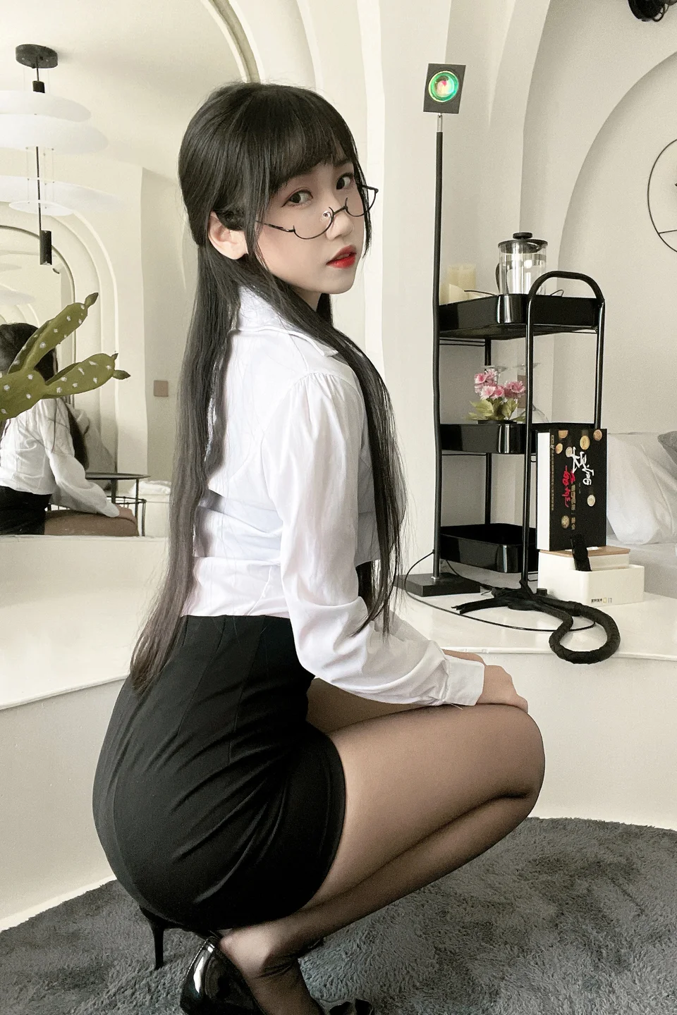 不呆猫 - 黑丝包臀OL [24P,5V-908MB] tg@simisebaisi 【丝足阁】015.webp